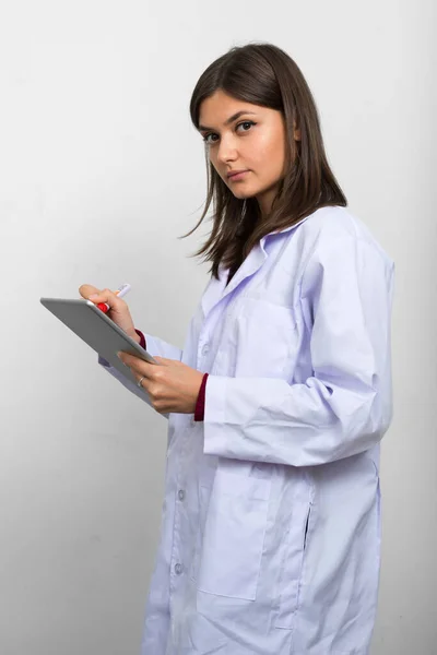 Estudio Joven Hermosa Mujer Médico Sobre Fondo Blanco —  Fotos de Stock