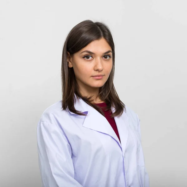 Estúdio Tiro Jovem Mulher Bonita Médico Contra Fundo Branco — Fotografia de Stock