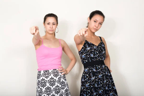 Студійний Знімок Двох Молодих Красивих Багатонаціональних Жінок Сестер Разом Білому — стокове фото