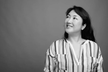 Yetişkin, güzel bir Japon kadının, siyah beyaz gri arka planda çekilmiş bir fotoğrafı.
