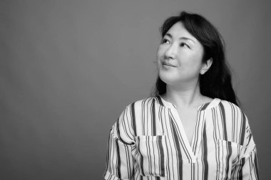 Yetişkin, güzel bir Japon kadının, siyah beyaz gri arka planda çekilmiş bir fotoğrafı.