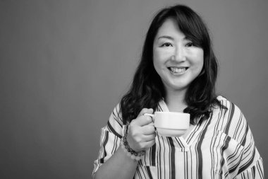 Yetişkin, güzel bir Japon kadının, siyah beyaz gri arka planda çekilmiş bir fotoğrafı.