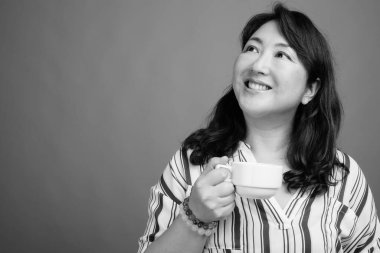 Yetişkin, güzel bir Japon kadının, siyah beyaz gri arka planda çekilmiş bir fotoğrafı.