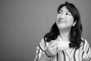 Yetişkin, güzel bir Japon kadının, siyah beyaz gri arka planda çekilmiş bir fotoğrafı.