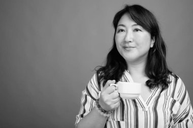 Yetişkin, güzel bir Japon kadının, siyah beyaz gri arka planda çekilmiş bir fotoğrafı.