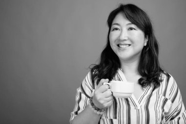 Yetişkin, güzel bir Japon kadının, siyah beyaz gri arka planda çekilmiş bir fotoğrafı.