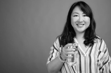 Yetişkin, güzel bir Japon kadının, siyah beyaz gri arka planda çekilmiş bir fotoğrafı.