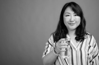 Yetişkin, güzel bir Japon kadının, siyah beyaz gri arka planda çekilmiş bir fotoğrafı.