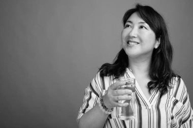 Yetişkin, güzel bir Japon kadının, siyah beyaz gri arka planda çekilmiş bir fotoğrafı.