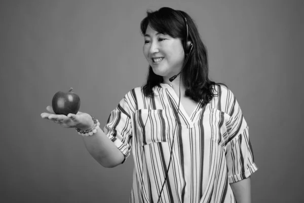 Estudio Maduro Hermosa Mujer Japonesa Sobre Fondo Gris Blanco Negro — Foto de Stock