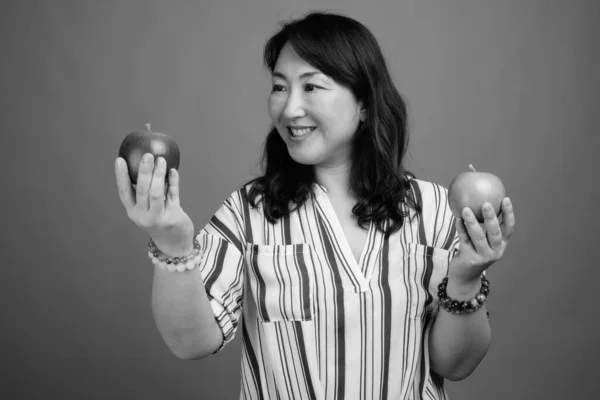 Estudio Maduro Hermosa Mujer Japonesa Sobre Fondo Gris Blanco Negro — Foto de Stock