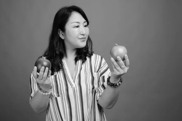 Estudio Maduro Hermosa Mujer Japonesa Sobre Fondo Gris Blanco Negro — Foto de Stock