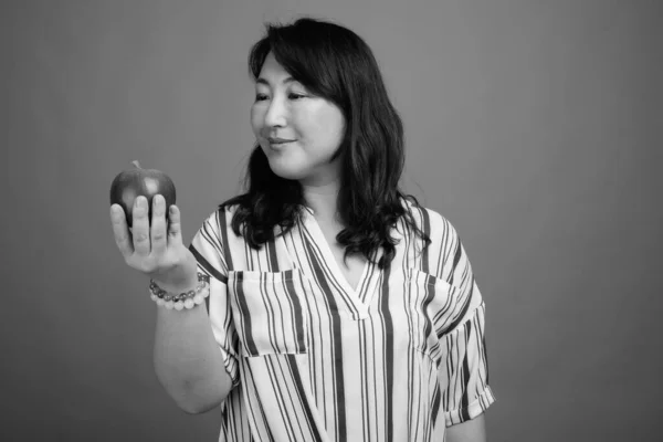 Estudio Maduro Hermosa Mujer Japonesa Sobre Fondo Gris Blanco Negro —  Fotos de Stock