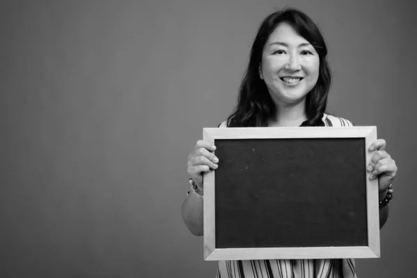 Estudio Maduro Hermosa Mujer Japonesa Sobre Fondo Gris Blanco Negro —  Fotos de Stock