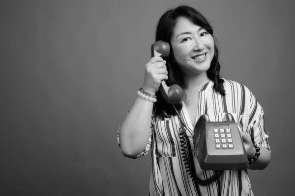 Estudio Maduro Hermosa Mujer Japonesa Sobre Fondo Gris Blanco Negro —  Fotos de Stock