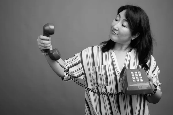 Estudio Maduro Hermosa Mujer Japonesa Sobre Fondo Gris Blanco Negro —  Fotos de Stock