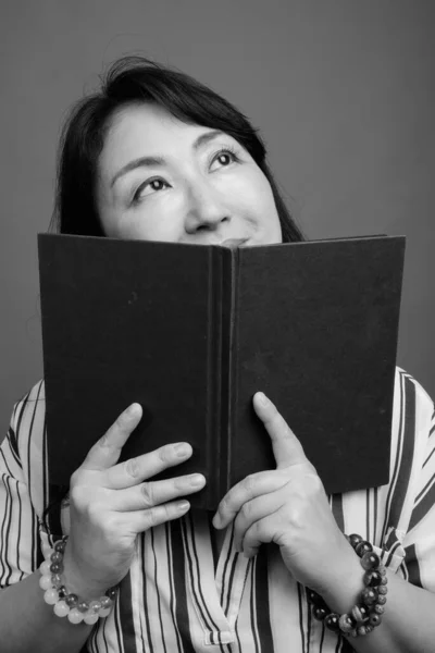 黑白照片背景下成熟 美丽的日本女人的演播室照片 — 图库照片