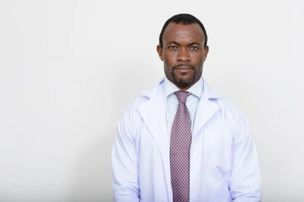 Estudio Disparo Guapo Barbudo Africano Hombre Médico Sobre Fondo Blanco —  Fotos de Stock