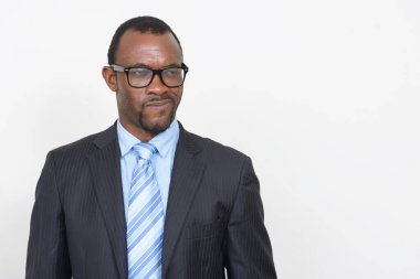 Beyaz arka planda yakışıklı sakallı Afrikalı iş adamının stüdyo fotoğrafı.