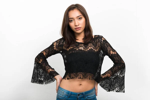 若い美しいアジアの女性のスタジオショット — ストック写真