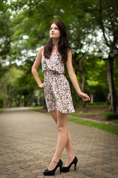 Portrait Jeune Belle Femme Aux Cheveux Ondulés Relaxant Parc Plein — Photo