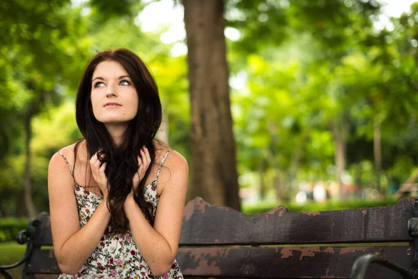 Retrato Una Joven Hermosa Mujer Con Pelo Ondulado Relajándose Parque —  Fotos de Stock