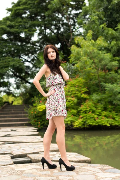 Portrait Jeune Belle Femme Aux Cheveux Ondulés Relaxant Parc Plein — Photo