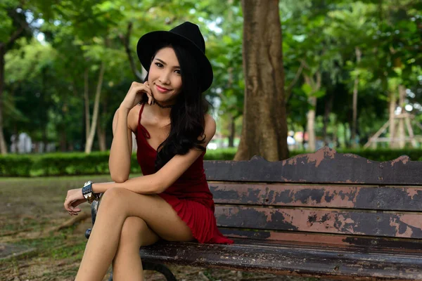 Porträtt Ung Vacker Asiatisk Kvinna Koppla Parken Utomhus — Stockfoto