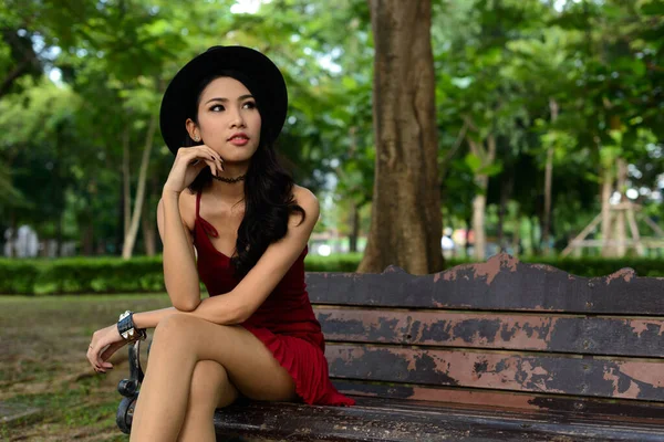 Retrato Una Joven Hermosa Mujer Asiática Relajándose Parque Aire Libre —  Fotos de Stock