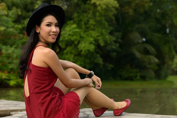 Retrato Jovem Bela Mulher Asiática Relaxante Parque Livre — Fotografia de Stock