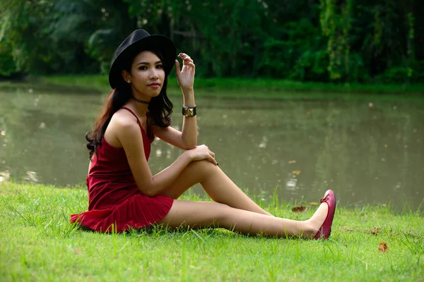 Retrato Jovem Bela Mulher Asiática Relaxante Parque Livre — Fotografia de Stock