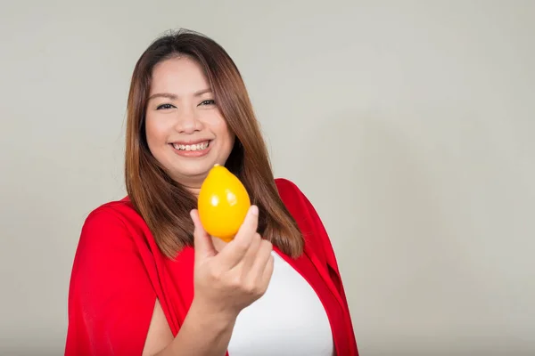 Retrato de joven hermosa mujer de negocios asiática con sobrepeso — Foto de Stock
