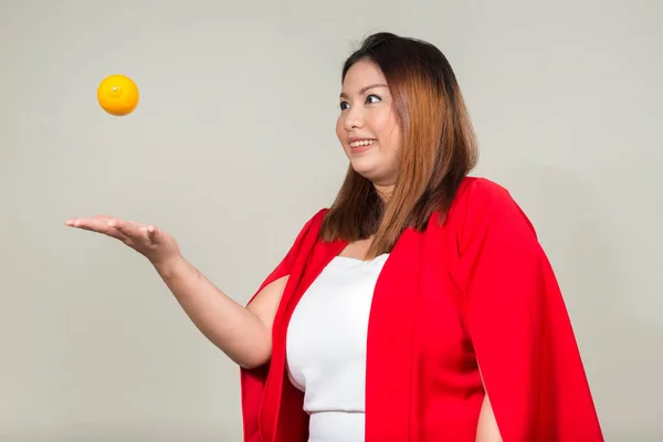 Retrato de joven hermosa mujer de negocios asiática con sobrepeso — Foto de Stock