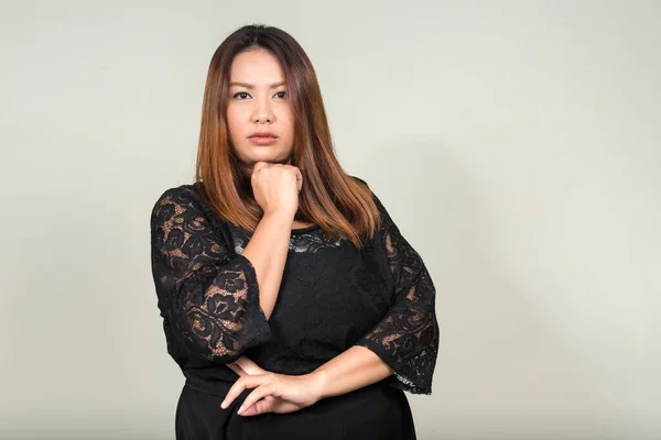 Retrato de jovem bela mulher de negócios asiática com sobrepeso — Fotografia de Stock
