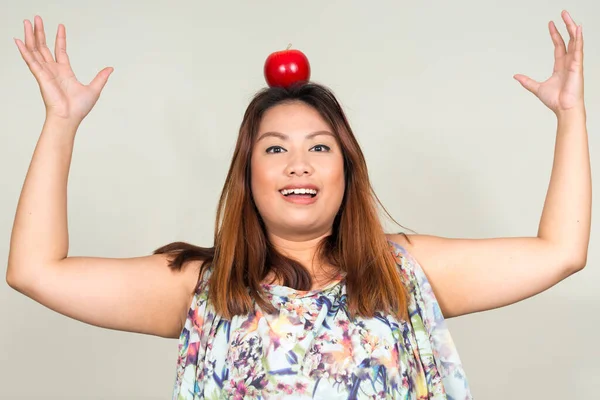 Retrato de jovem bela mulher asiática com sobrepeso — Fotografia de Stock