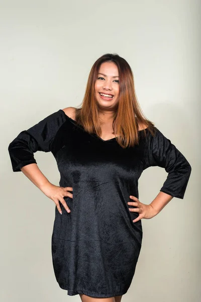 Portrét mladé krásné nadváhy asijské podnikatelky — Stock fotografie