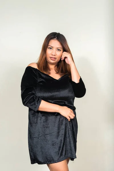 Retrato de jovem bela mulher de negócios asiática com sobrepeso — Fotografia de Stock