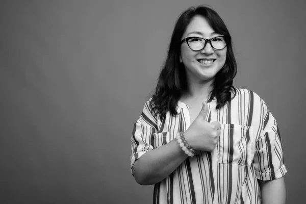 Estudio Maduro Hermosa Mujer Japonesa Sobre Fondo Gris Blanco Negro —  Fotos de Stock