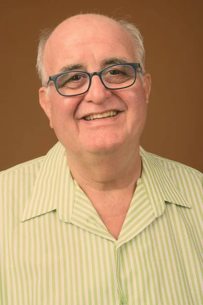 Studio Shot Overweight Senior Man Wearing Eyeglasses Brown Background — Stock Photo, Image
