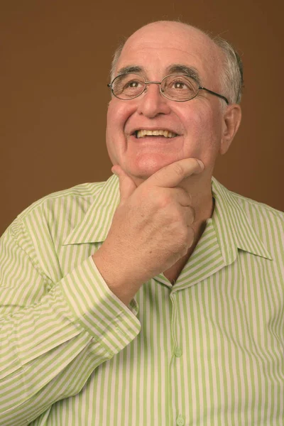 Studio Shot Overweight Senior Man Wearing Eyeglasses Brown Background — Stock Photo, Image