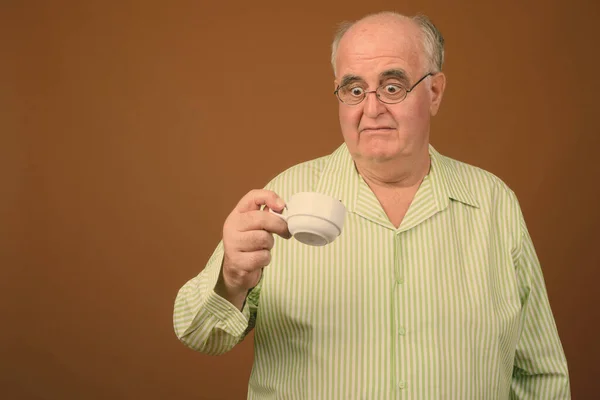 Studioaufnahme Eines Übergewichtigen Älteren Mannes Mit Brille Vor Braunem Hintergrund — Stockfoto