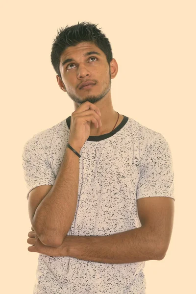 Studioaufnahme Eines Jungen Gutaussehenden Bärtigen Indischen Mannes Isoliert Vor Weißem — Stockfoto
