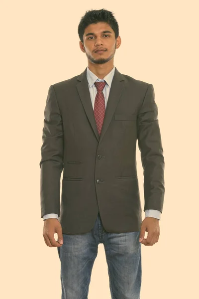 Stúdió Lövés Fiatal Jóképű Szakállas Indiai Üzletember Öltönyben Elszigetelt Fehér — Stock Fotó