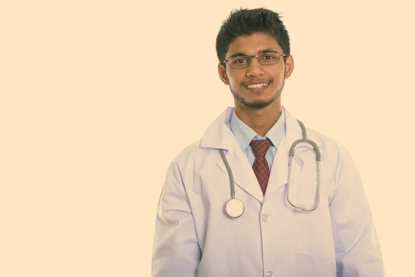 年轻英俊的 留着胡子的印度医生在白人背景下被隔离的演播室照片 — 图库照片