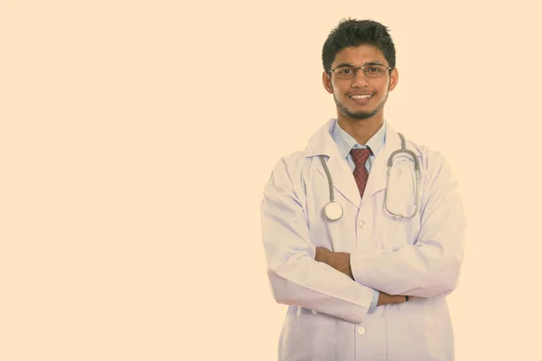 Studioaufnahme Eines Jungen Gutaussehenden Bärtigen Indischen Arztes Isoliert Vor Weißem — Stockfoto