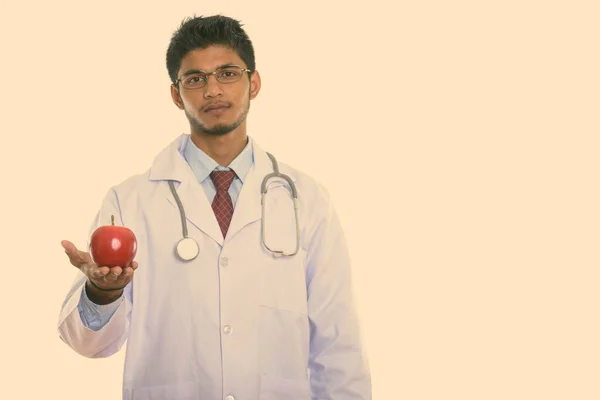 Знімок Молодого Вродливого Бородатого Індійського Лікаря Ізольованого Білому Фоні — стокове фото
