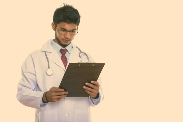 Estúdio Tiro Jovem Bonito Barbudo Indiano Homem Médico Isolado Contra — Fotografia de Stock