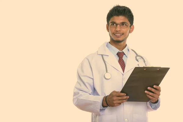 年轻英俊的 留着胡子的印度医生在白人背景下被隔离的演播室照片 — 图库照片