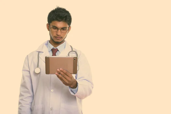 Studio Skott Ung Snygg Skäggig Indisk Man Läkare Isolerad Mot — Stockfoto