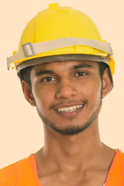 Στούντιο Πλάνο Του Νεαρού Όμορφος Γενειοφόρος Ινδός Εργάτης Οικοδομών Απομονώνονται — Φωτογραφία Αρχείου